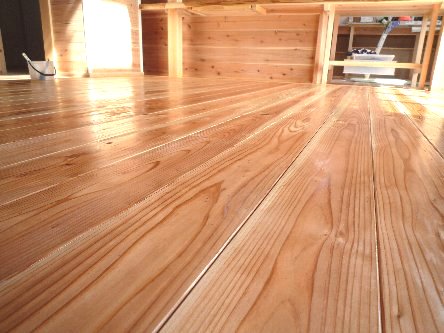 松島匠建の建てる木の家　「太田生品の家」Ｗeb日誌-床塗布