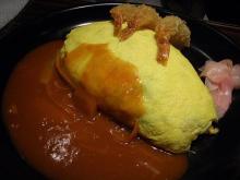 ビーフオムライスのエビフライ乗せ