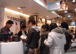 韓国，明洞（ミョンドン）化粧品ショップ珍記録続出