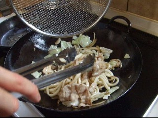 きのこたっぷりの焼きうどんレシピ工程