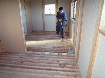 松島匠建の建てる木の家　「太田生品の家」Ｗeb日誌-床拭き