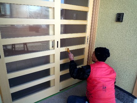 松島匠建の建てる木の家　「太田生品の家」Ｗeb日誌-玄関引き戸塗装