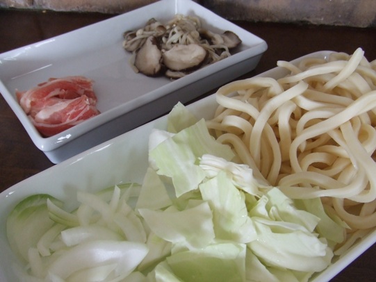 きのこたっぷりの焼きうどん食材
