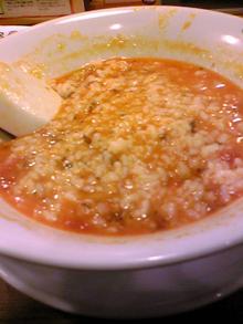 渋谷で働くモバイルエンジニアのブログ-太陽のトマト麺らぁリゾ投入