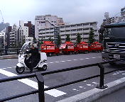 おもちゃみたいで可愛い宣伝カー。