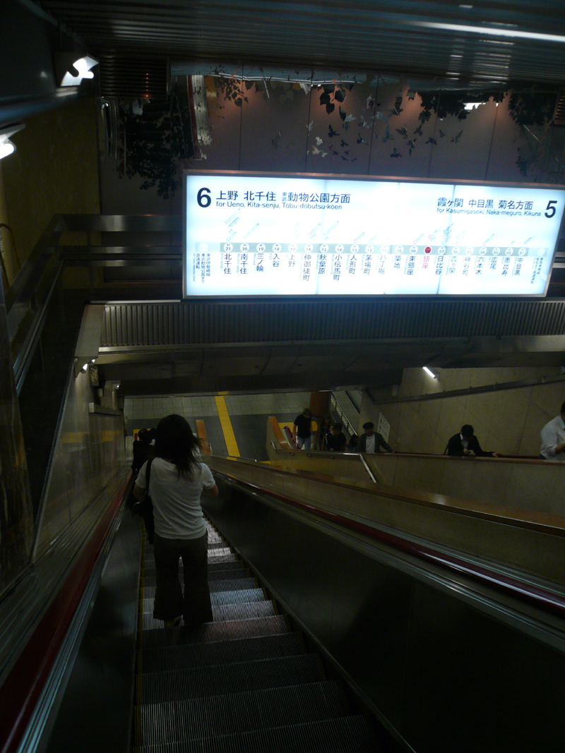 東京メトロ 銀座駅構内 DMC-FX50 にて