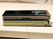 NTTドコモ11.4mmスリムケータイ2台重ね画像小