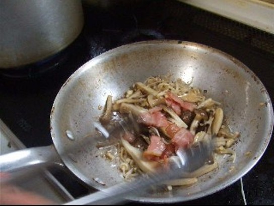 きのことベーコンの和風パスタレシピ工程