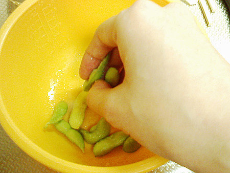 枝豆を塩もみ
