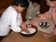 粉をコネコネ
