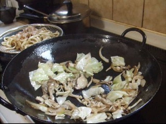 きのこたっぷりの焼きうどんレシピ工程