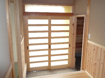 松島匠建の建てる木の家　「太田生品の家」Ｗeb日誌-玄関横格子戸