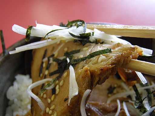 こんな肉厚のチャーシューが3枚!