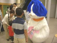 アダチン子供たちと触れ合う