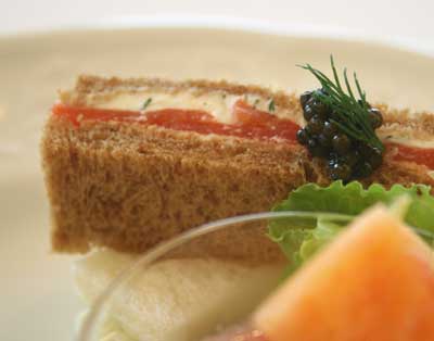 キャビアののったサンドイッチ