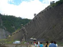 滝そばの階段