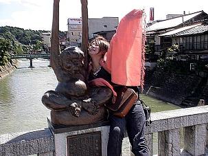 ３