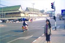 市場の前