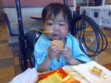 ぼく、ハンバーガー食べれたよ♪