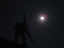 架線の月。