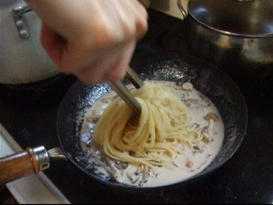 長澤家のレシピブログ-きのことベーコンの生クリームパスタレシピ工程