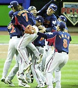 優勝を決めマウンドに集まる選手たち