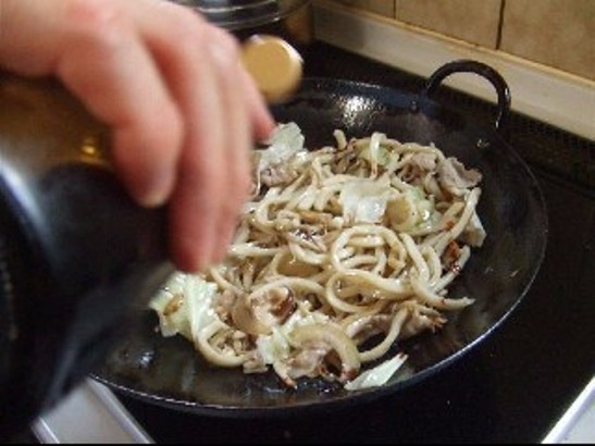 きのこたっぷりの焼きうどんレシピ工程