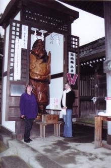 神社にて