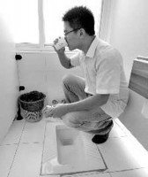 トイレ水飲む