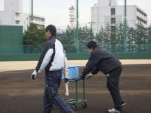 球拾いに向かう