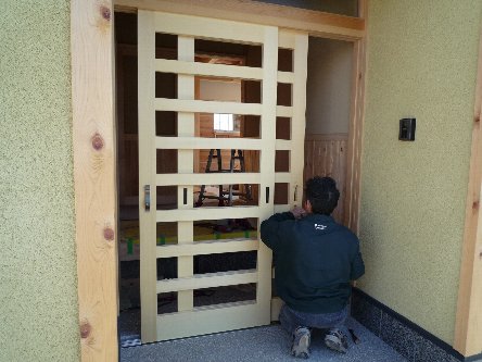 松島匠建の建てる木の家　「太田生品の家」Ｗeb日誌-玄関引き戸