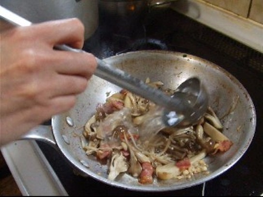 きのことベーコンの和風パスタレシピ工程