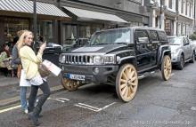 馬車か車か!? ハマーのアートにロンドン騒然!!