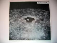 月面の湖の衛星画像