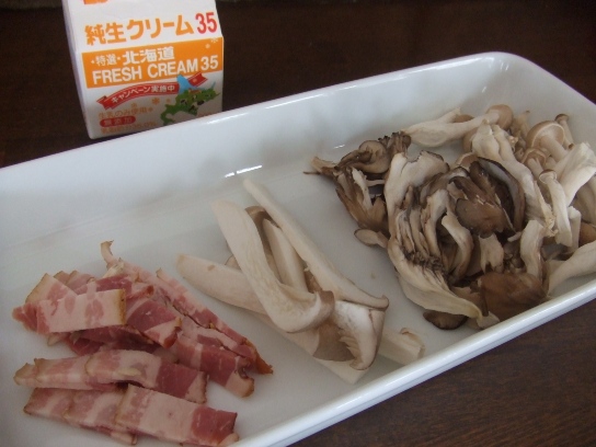 長澤家のレシピブログ-きのことベーコンの生クリームパスタ食材