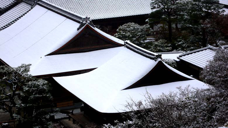 雪の銀閣寺東求堂