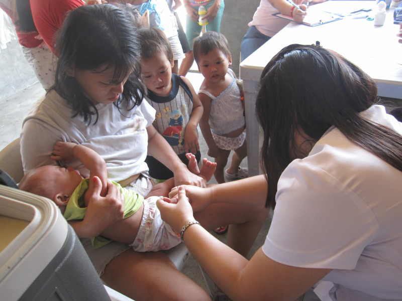 $映画『BASURA バスーラ』オフィシャルブログ-すでに350名の子供たちへの予防接種がおわった