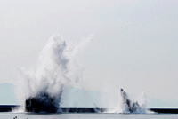爆弾を松山沖で水中爆破処理