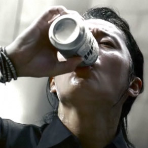 福山雅治さんがビールを飲むその腕には・・・。
