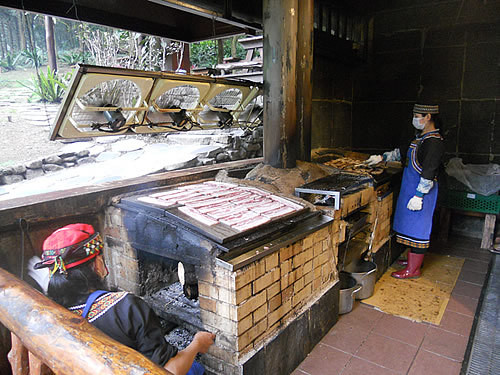 おっくん台湾旅行-九族文化村　焼き肉を焼く先住民族