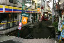 道路に穴…バイクの男性が転落、けが