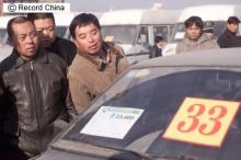 排ガス規制不合格車両を物色する人たち