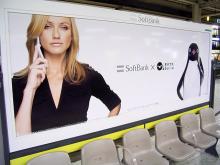 キャメロン・ディアス、運転中に携帯電話