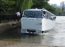 「水陸両用バス」の国産第１号が完成！