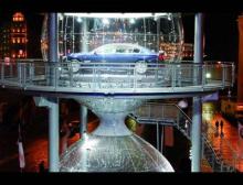 モスクワで巨大な砂時計から新型7シリーズ登場