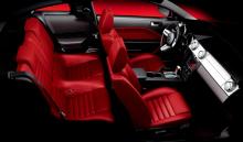 マスタングに赤内装がまぶしい限定車