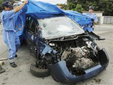 中央分離帯に衝突し大破