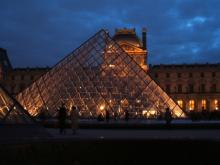 夜のルーブル