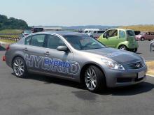 日産、FRハイブリッド車は「プリウス」と同程度